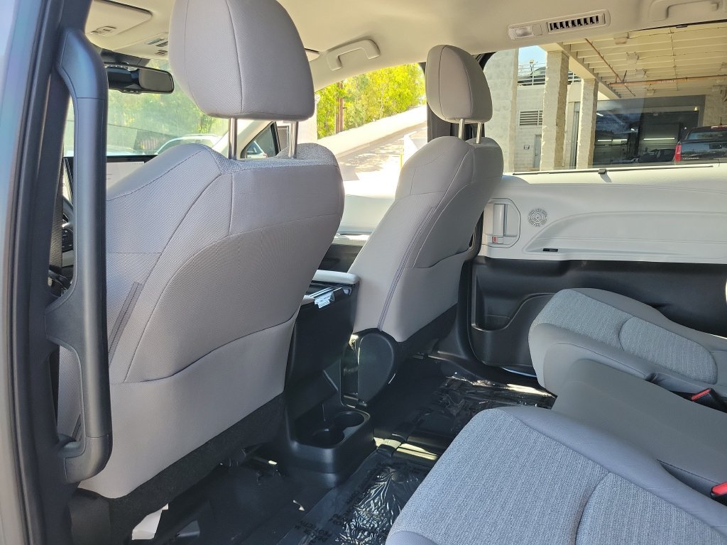 Used 2026 Toyota Sienna LE FWD image 16
