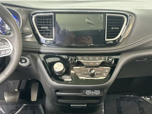 Used 2025 Chrysler Pacifica Select FWD image 19