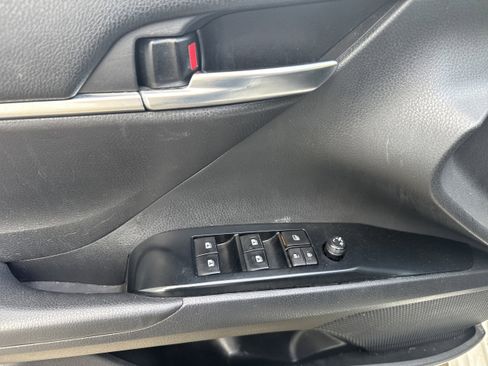 Used 2019 Toyota Camry SE w/ Convenience Package image 9