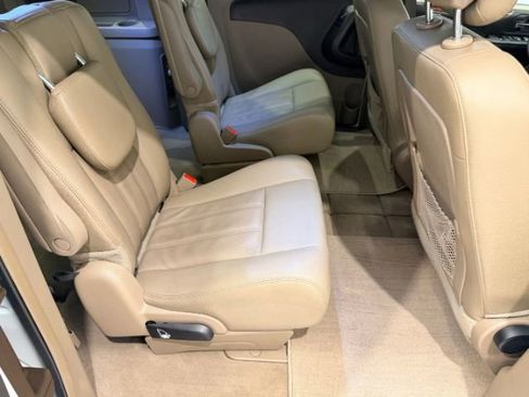 Used 2016 Chrysler Town & Country Touring FWD image 40