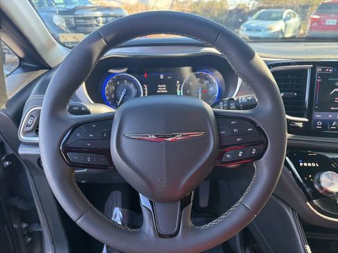 Used 2025 Chrysler Pacifica Limited image 17