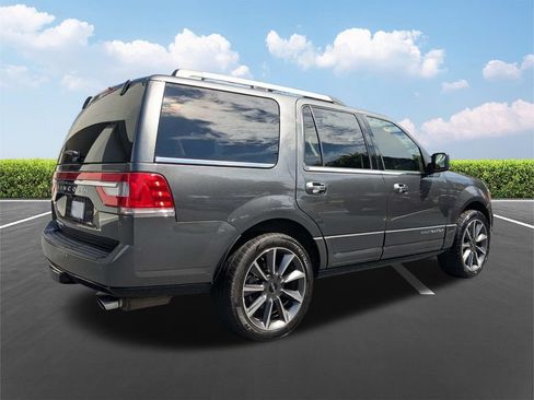 Used 2017 Lincoln Navigator Reserve RWD image 2