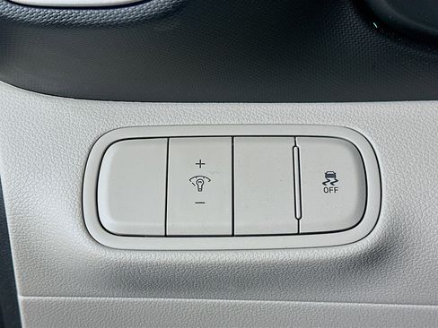 Used 2025 Hyundai Venue SEL FWD image 16