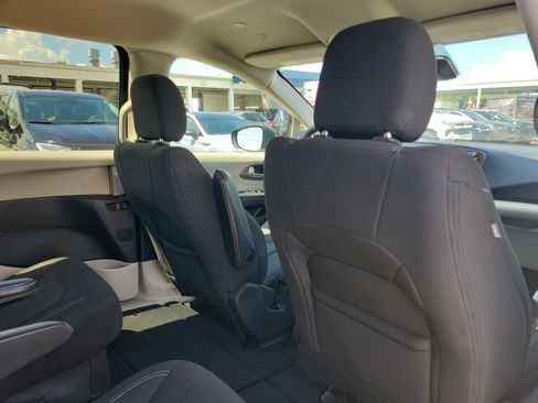 Used 2023 Chrysler Voyager LX FWD image 8