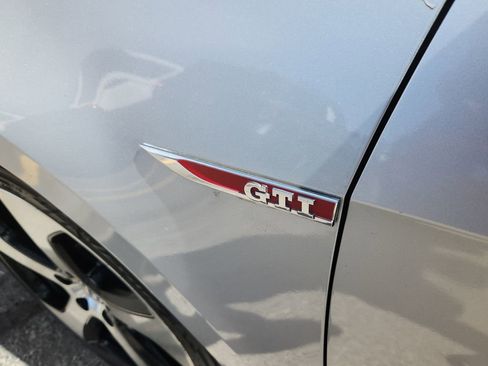 Used 2016 Volkswagen Golf 4-Door FWD image 16