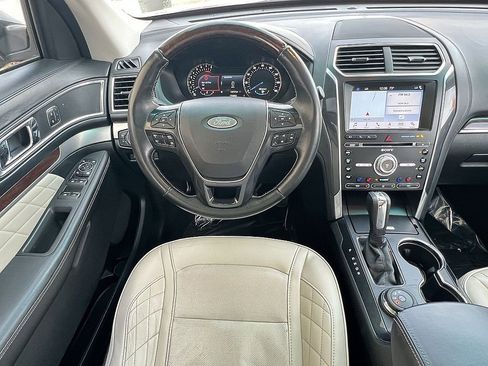 Used 2017 Ford Explorer Platinum image 11