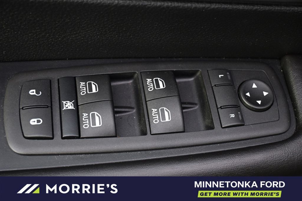 Used 2026 Chrysler Pacifica Select FWD image 25