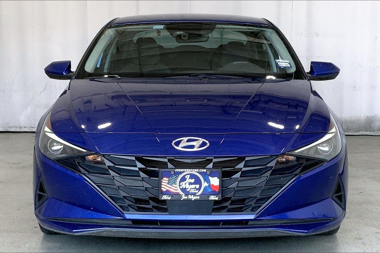 Used 2023 Hyundai Elantra SEL w/ Convenience Package FWD image 3