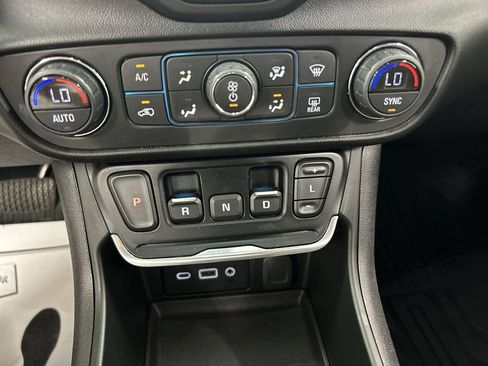 Used 2018 GMC Terrain SLE w/ Driver Convenience Package AWD/4WD image 16