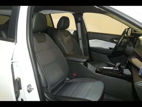 Used 2025 Chevrolet Trax LT w/ LT Convenience Package FWD image 27
