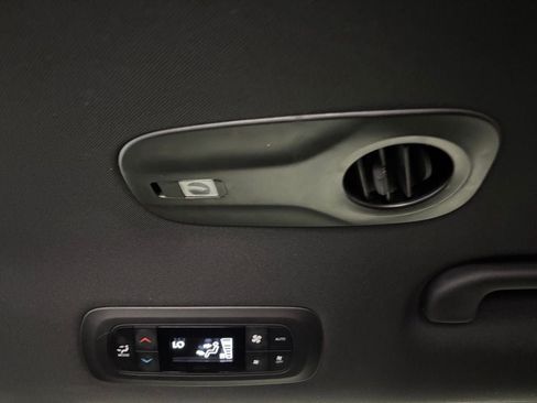 Used 2025 Chrysler Pacifica Select FWD image 39