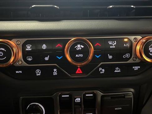 Used 2024 Jeep Gladiator Mojave w/ Technology Group AWD/4WD image 17