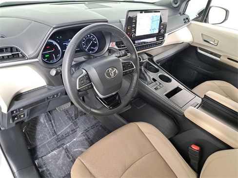 Used 2022 Toyota Sienna Limited image 17