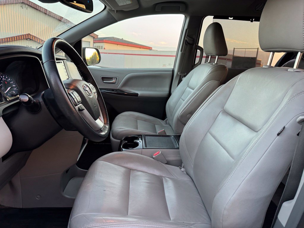 Certified 2018 Toyota Sienna XLE Premium w/ Carpet Mat Package FWD image 4