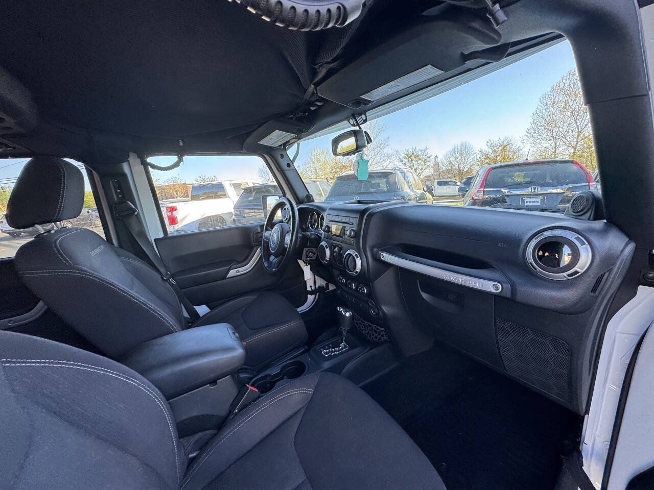 Used 2013 Jeep Wrangler Unlimited Rubicon AWD/4WD image 16