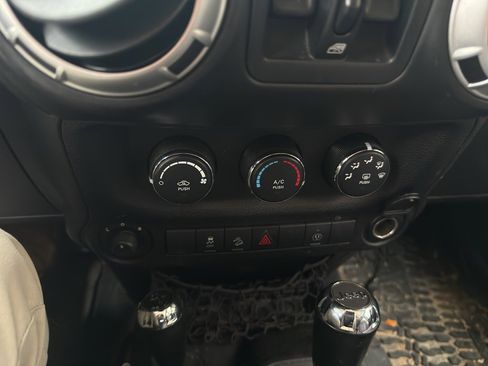 Used 2014 Jeep Wrangler Unlimited Sahara image 12