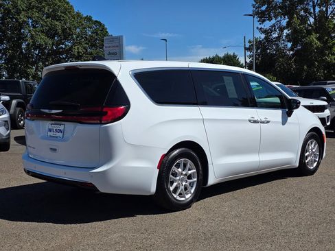 Used 2025 Chrysler Pacifica Select FWD image 35