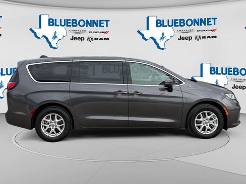 Certified 2023 Chrysler Pacifica Touring-L FWD image 4