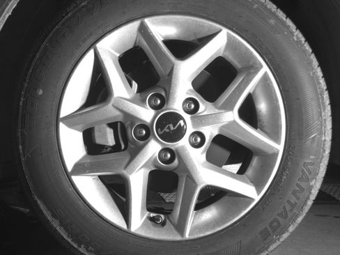 Used 2025 Kia Soul LX w/ LX Technology Package FWD image 15
