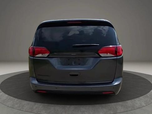 Used 2019 Chrysler Pacifica Touring-L Plus w/ S Appearance Package FWD image 5
