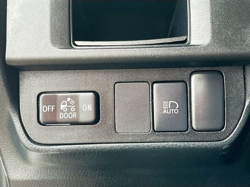 Used 2019 Toyota Tacoma SR5 AWD/4WD image 10