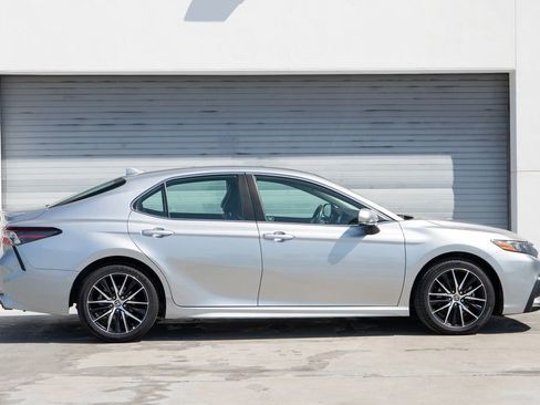 Used 2024 Toyota Camry SE FWD image 4
