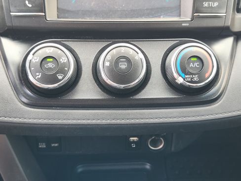 Used 2017 Toyota RAV4 LE FWD image 20
