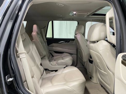 Used 2020 Cadillac Escalade Premium Luxury AWD/4WD image 32