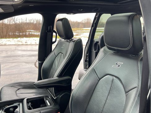 Used 2023 Chrysler Pacifica Limited w/ S Appearance Package image 17