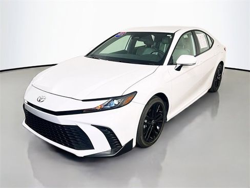 Used 2025 Toyota Camry SE image 3