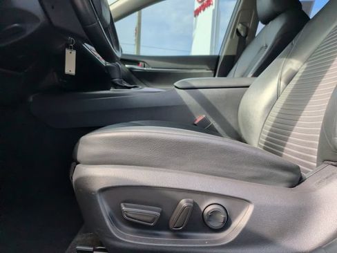 Used 2022 Toyota Camry SE FWD image 14