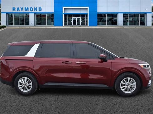 Used 2024 Kia Carnival LX image 2