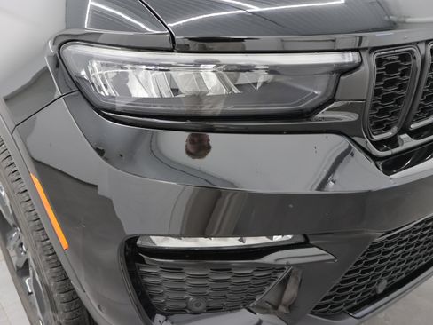 Used 2025 Jeep Grand Cherokee Limited w/ Luxury Tech Group II image 27