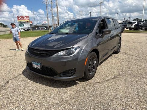 Used 2019 Chrysler Pacifica Touring Plus w/ S Appearance Package FWD image 3