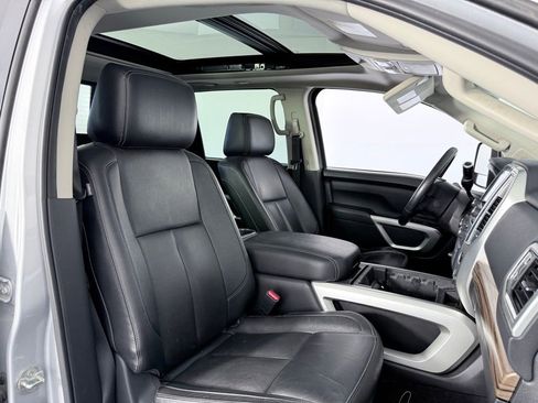Used 2020 Nissan Titan SL w/ Moonroof Package image 12