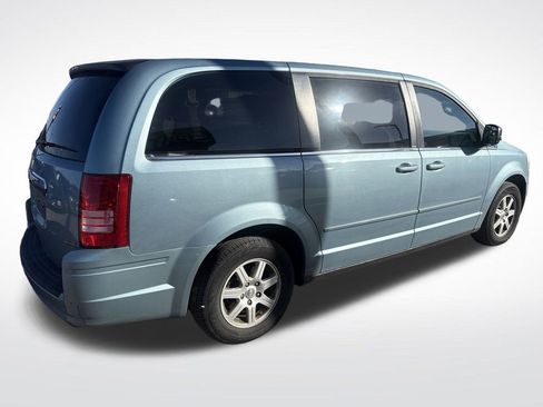 Used 2010 Chrysler Town & Country LX image 3