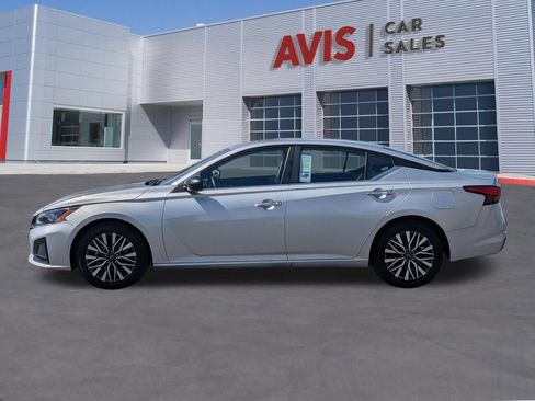 Used 2025 Nissan Altima 2.5 SV FWD image 10