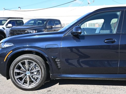 Used 2024 BMW X5 xDrive50e w/ M Sport Package AWD/4WD image 8