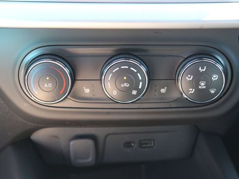 Used 2024 Chevrolet Trax RS FWD image 17