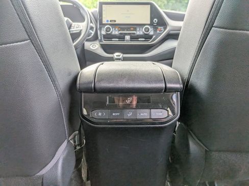 Used 2023 Toyota Highlander XLE FWD image 26