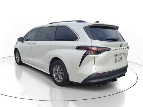 Used 2024 Toyota Sienna XLE w/ XLE Plus Package FWD image 5