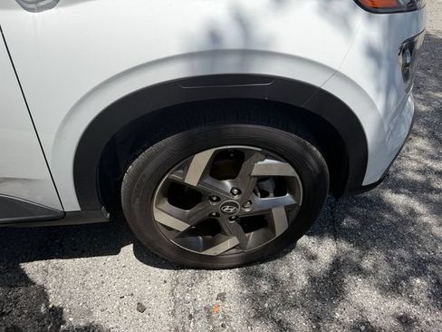 Used 2025 Hyundai Venue SEL FWD image 13