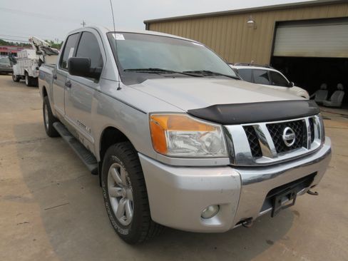 Used 2015 Nissan Titan SV w/ Tow Package image 3