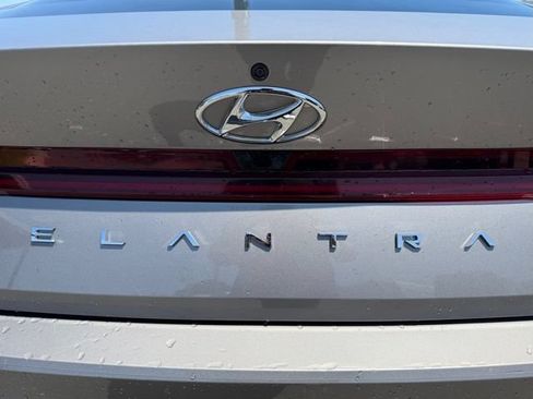 Used 2021 Hyundai Elantra SEL w/ Convenience + Premium Package FWD image 9