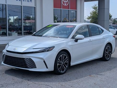 Used 2025 Toyota Camry XLE AWD/4WD image 3