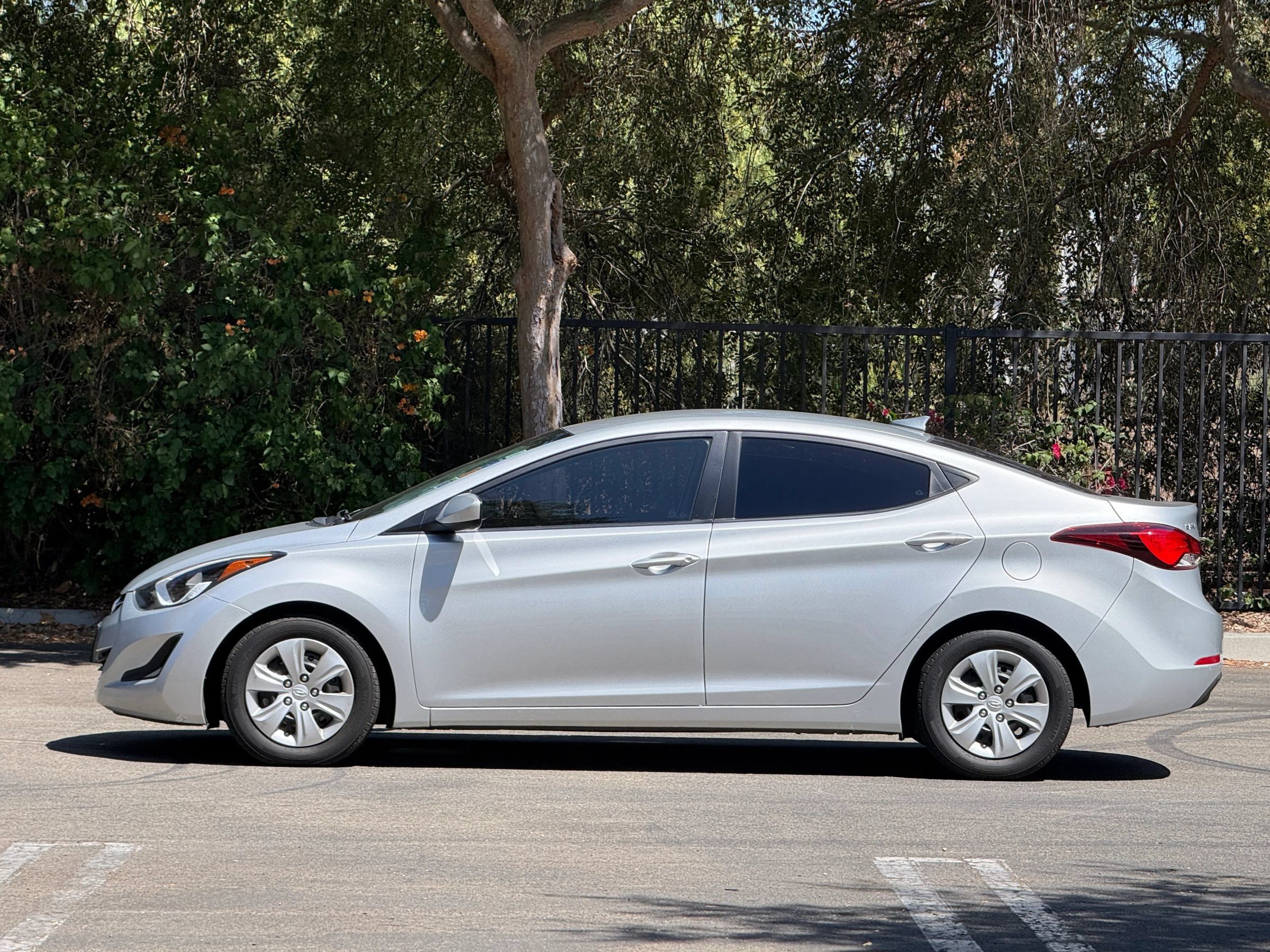 Used 2016 Hyundai Elantra SE FWD image 2