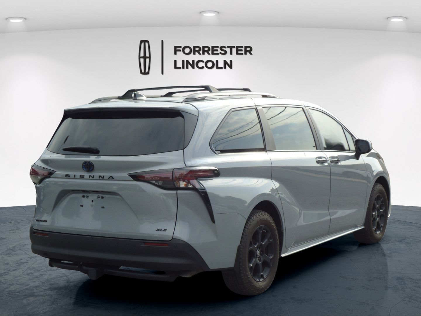 Used 2025 Toyota Sienna XLE Woodland Edition AWD/4WD image 3