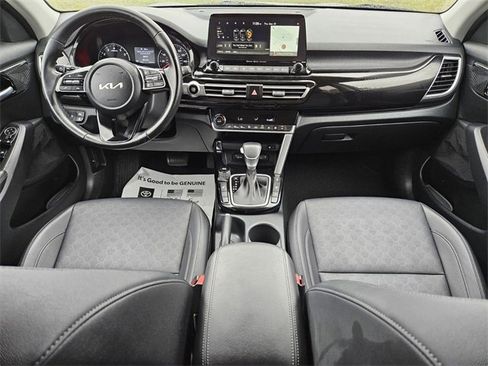 Used 2022 Kia Seltos EX image 12