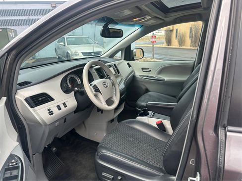 Used 2014 Toyota Sienna SE image 9