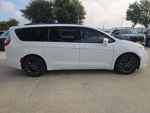 Used 2021 Chrysler Pacifica Touring-L w/ Premium & Safety Sphere Group FWD image 2